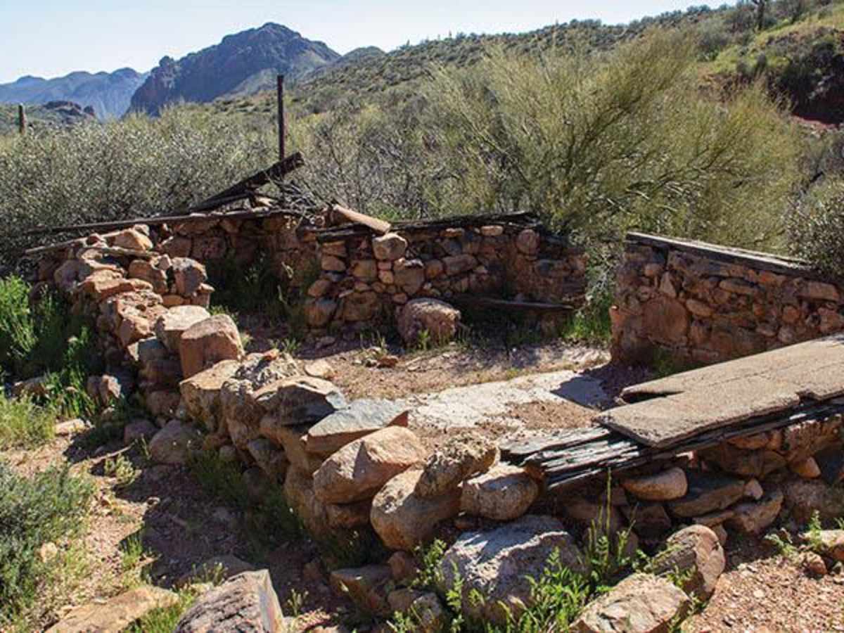Wickenburg Mountains photo 2