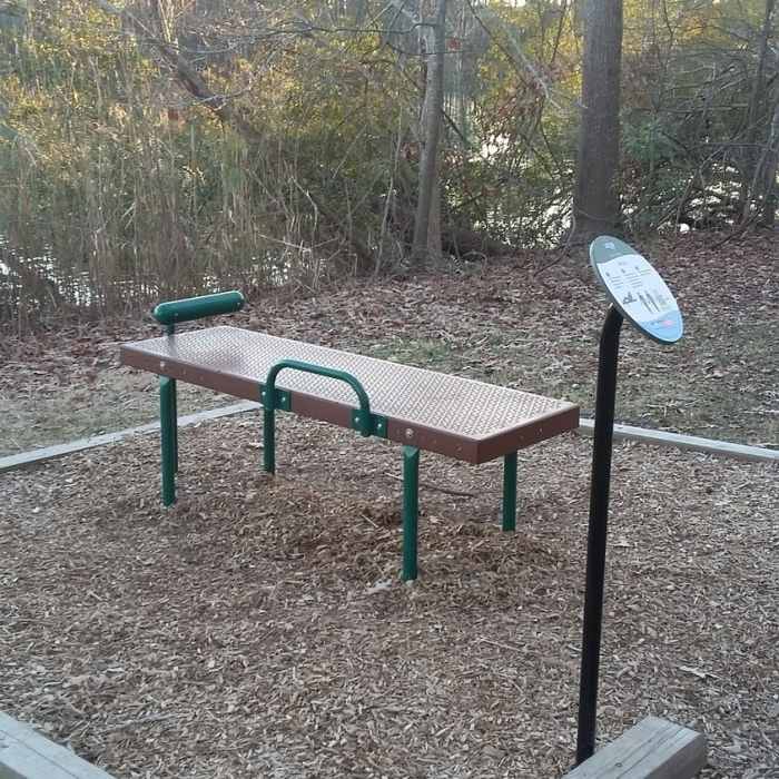 Sit-Up Exercise Station Near Oak Grove Lake Park Loop