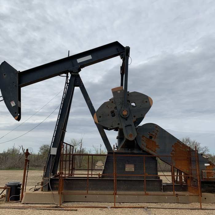Oil pump Near Lake Somerville Flag Pond and Trailway Loop