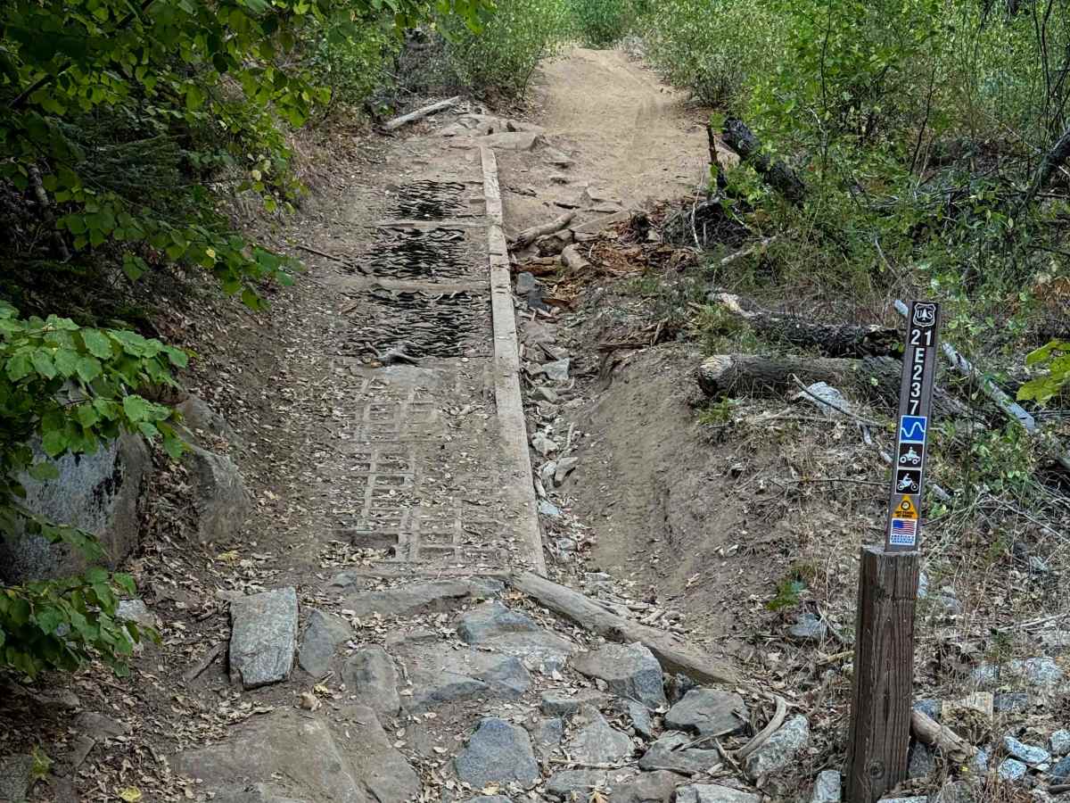 21E237  trail photo