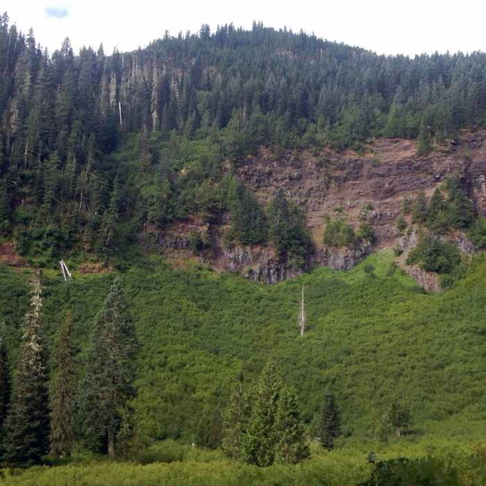 Near Middle Pyramid Hike