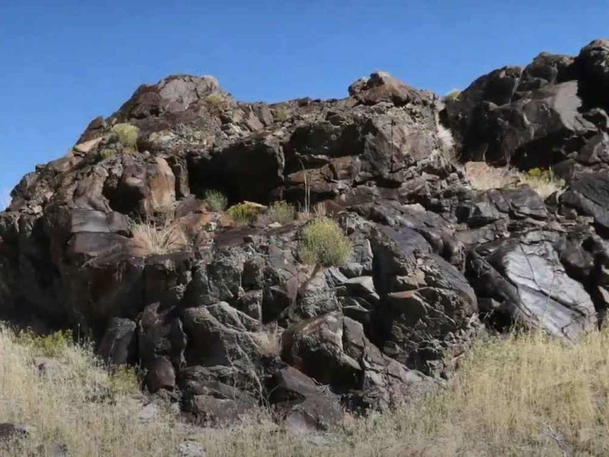Desert Mountain Petroglyphs trail photo