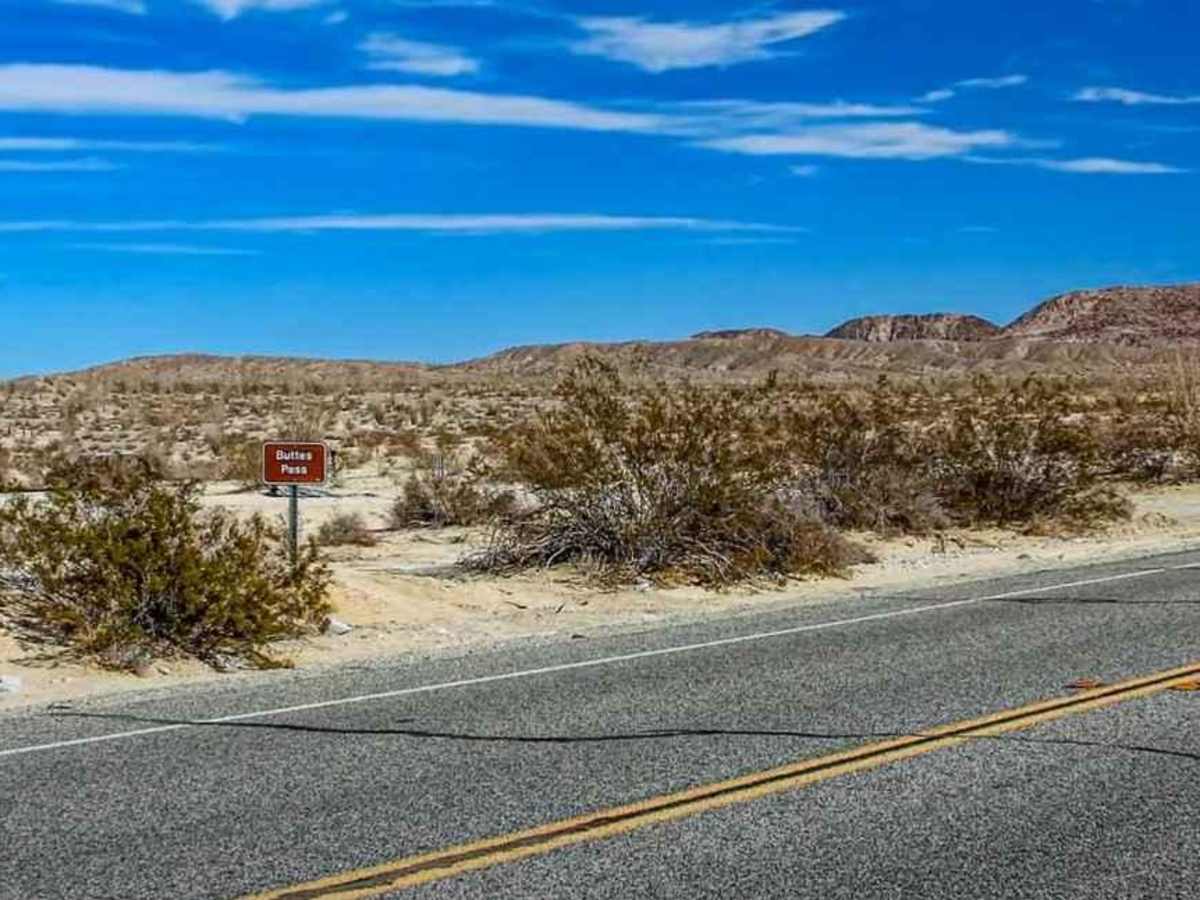 Buttes Pass Road photo 2