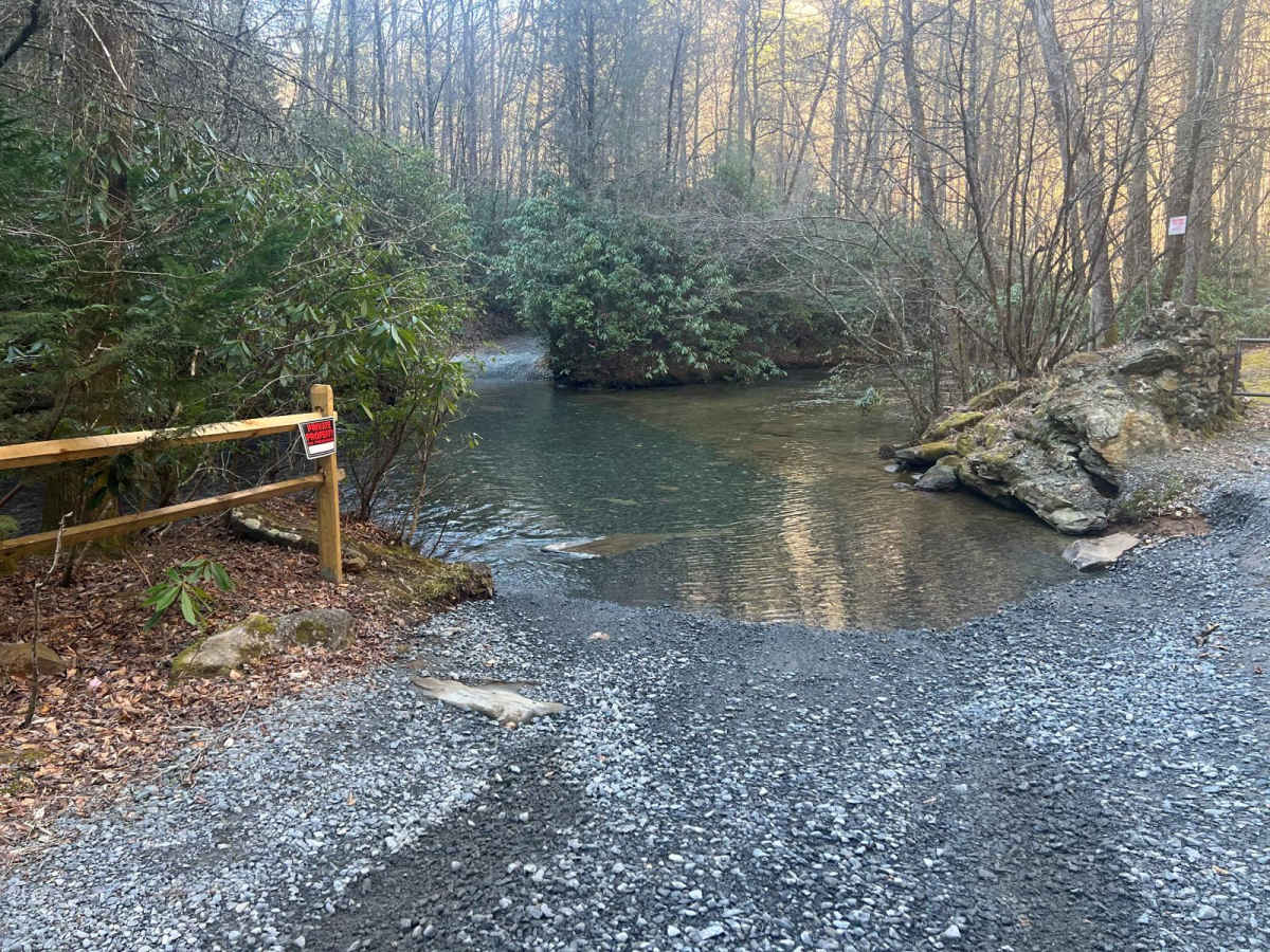 Cashes Valley Road trail photo