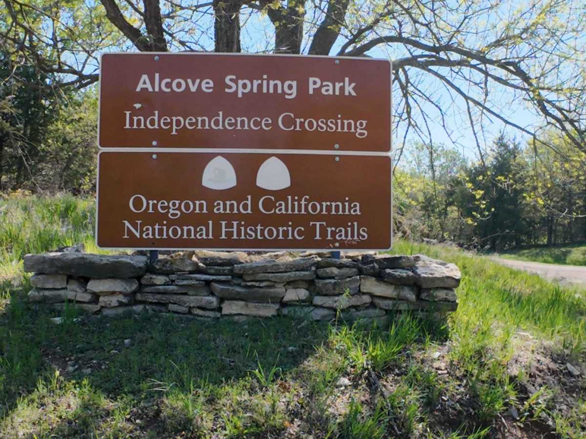 Alcove Springs Trail photo 3