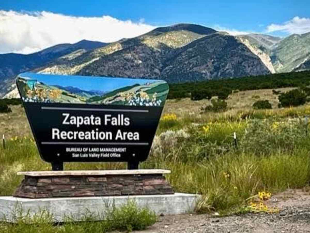 Zapata Falls trail photo
