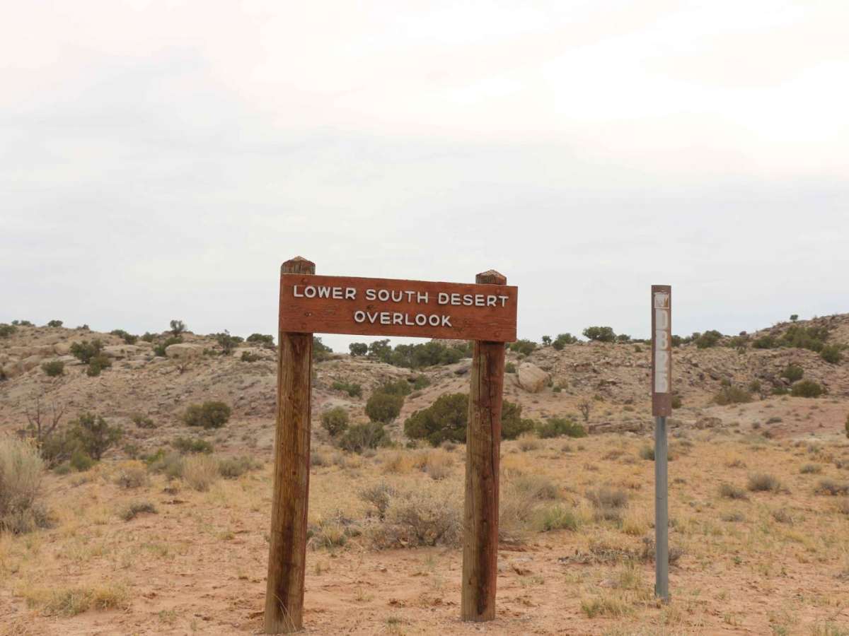 Lower South Desert Overlook trail photo
