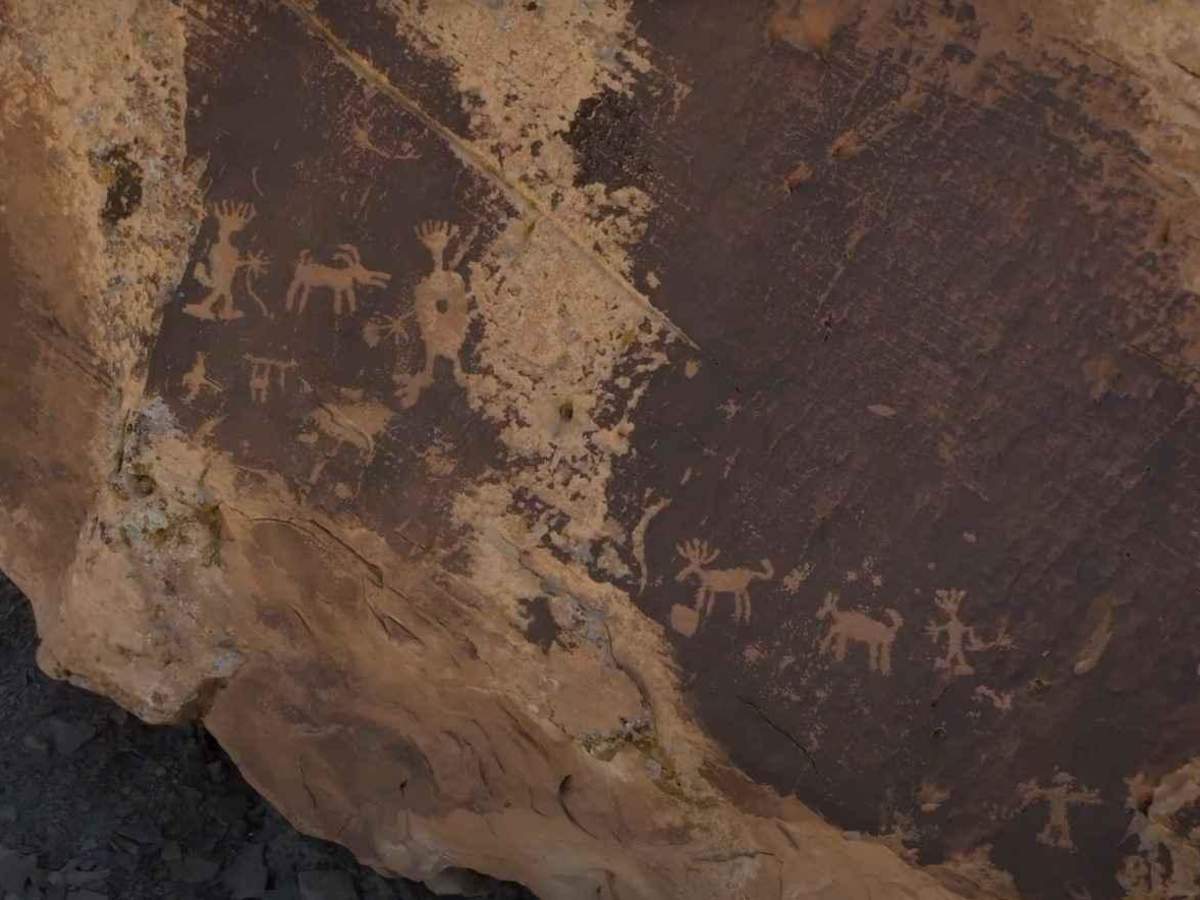 Cresent Wash Petroglyphs trail photo