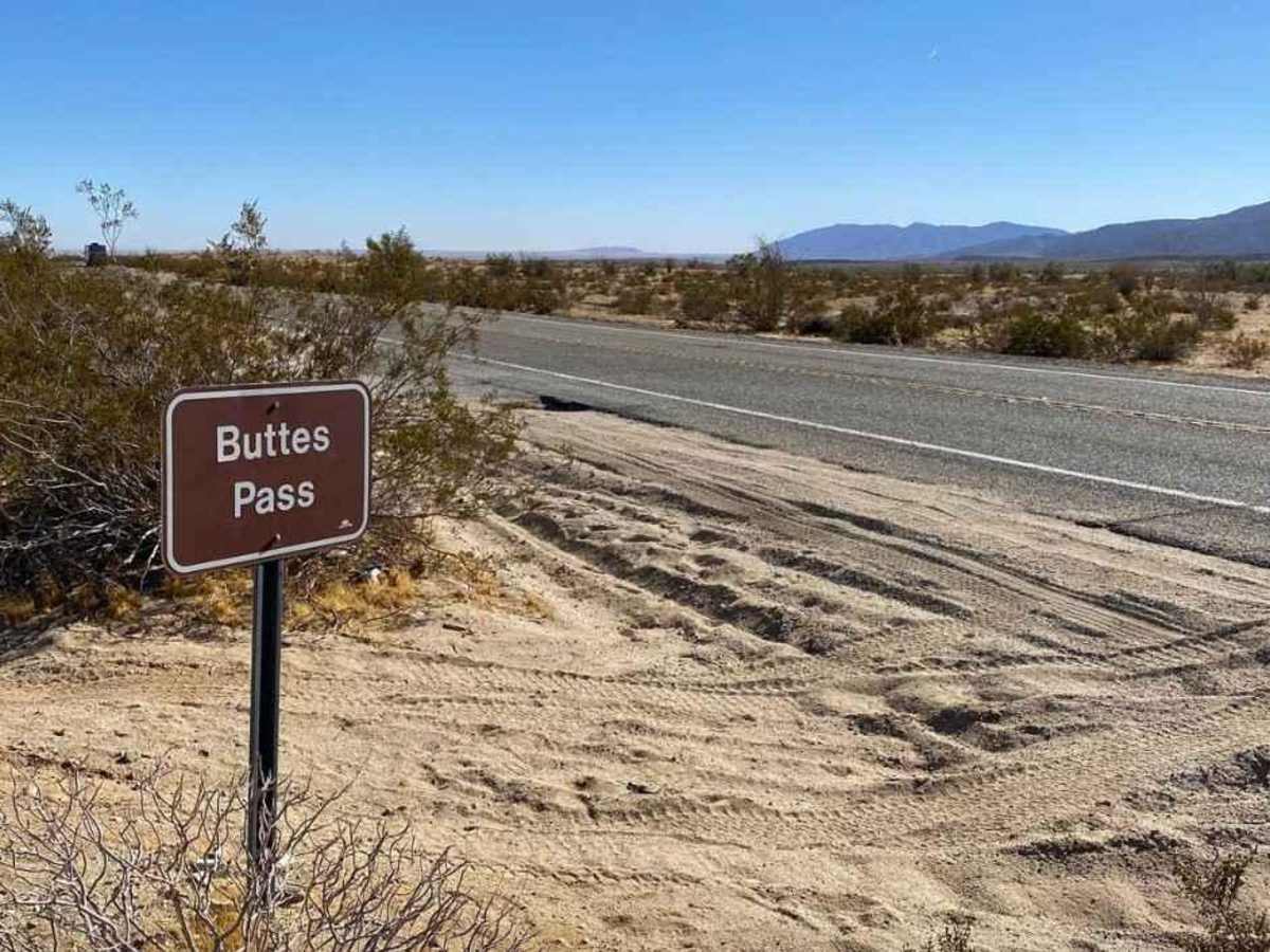 Buttes Pass Road photo 3