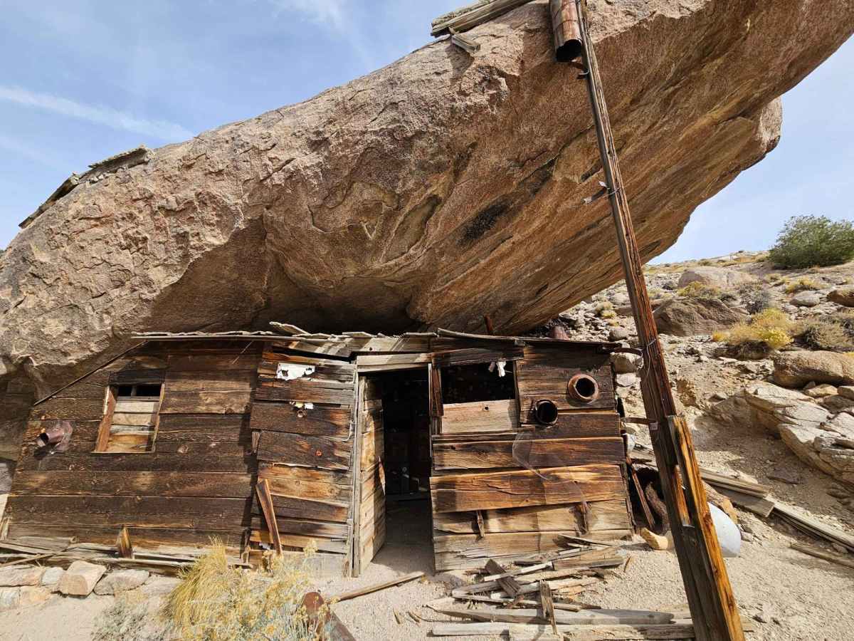 Cabin Under a Rock trail photo