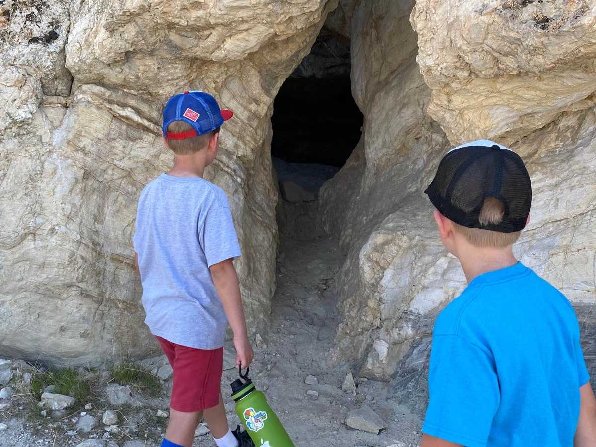 Lovelock Cave trail photo