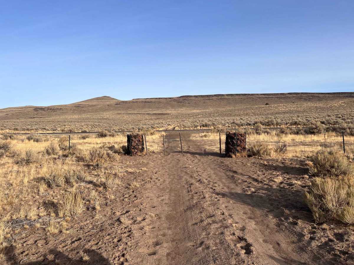 Entrance to Burnt Flat Road trail photo